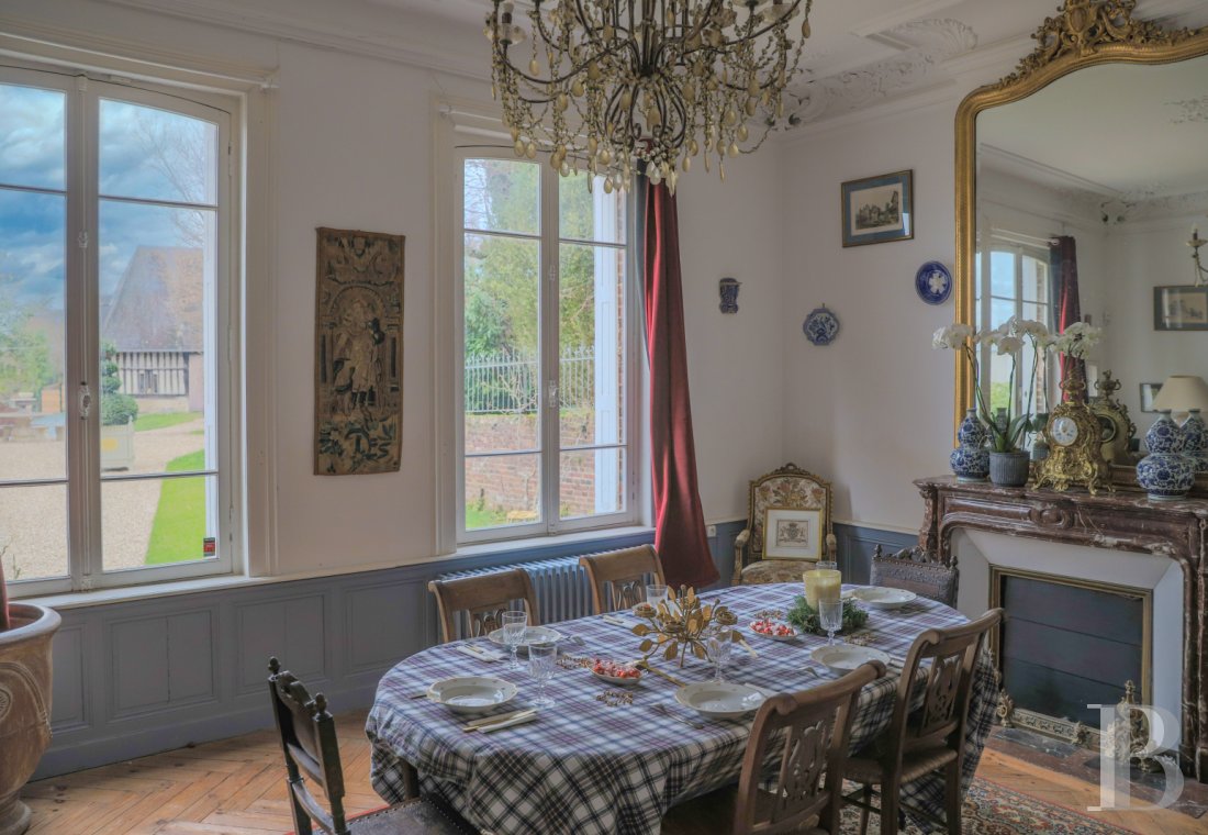 Dans le  Calvados, au pied de la  Basilique de Lisieux un manoir médiéval du 16e siècle. - photo  n°9